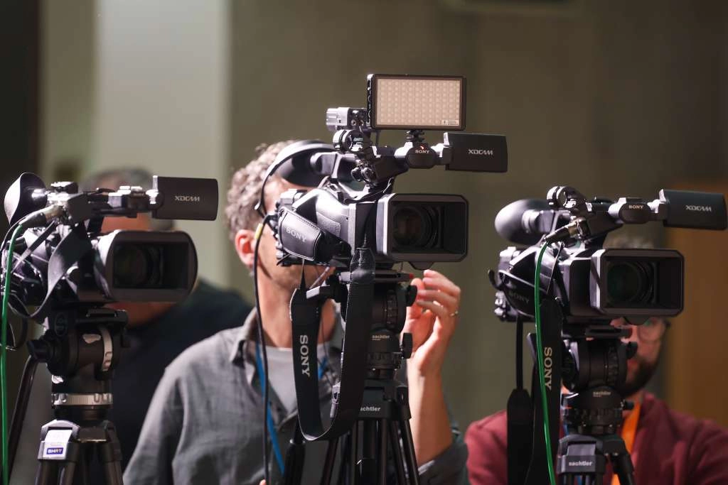 Sloboda medija u 2025. pod stalnim pritiskom, EU i VE najavili mjere za jačanje sigurnosti novinara